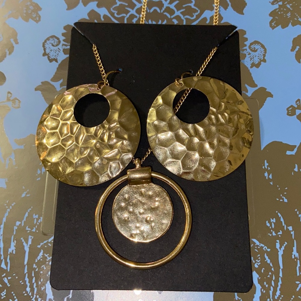 Necklace and earring set